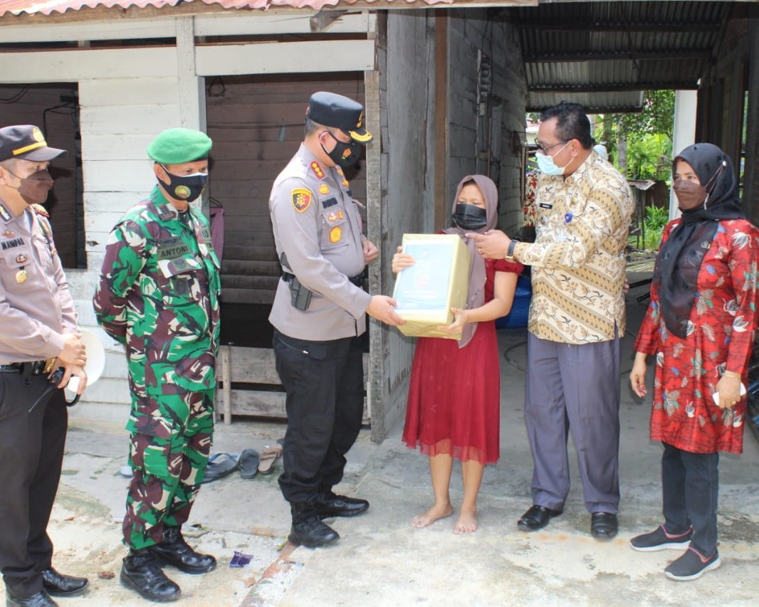 Polresta Pekanbaru Bagikan 1.000 Masker di Pasar Tangor dan Berikan Bantuan Sembako Untuk Warga