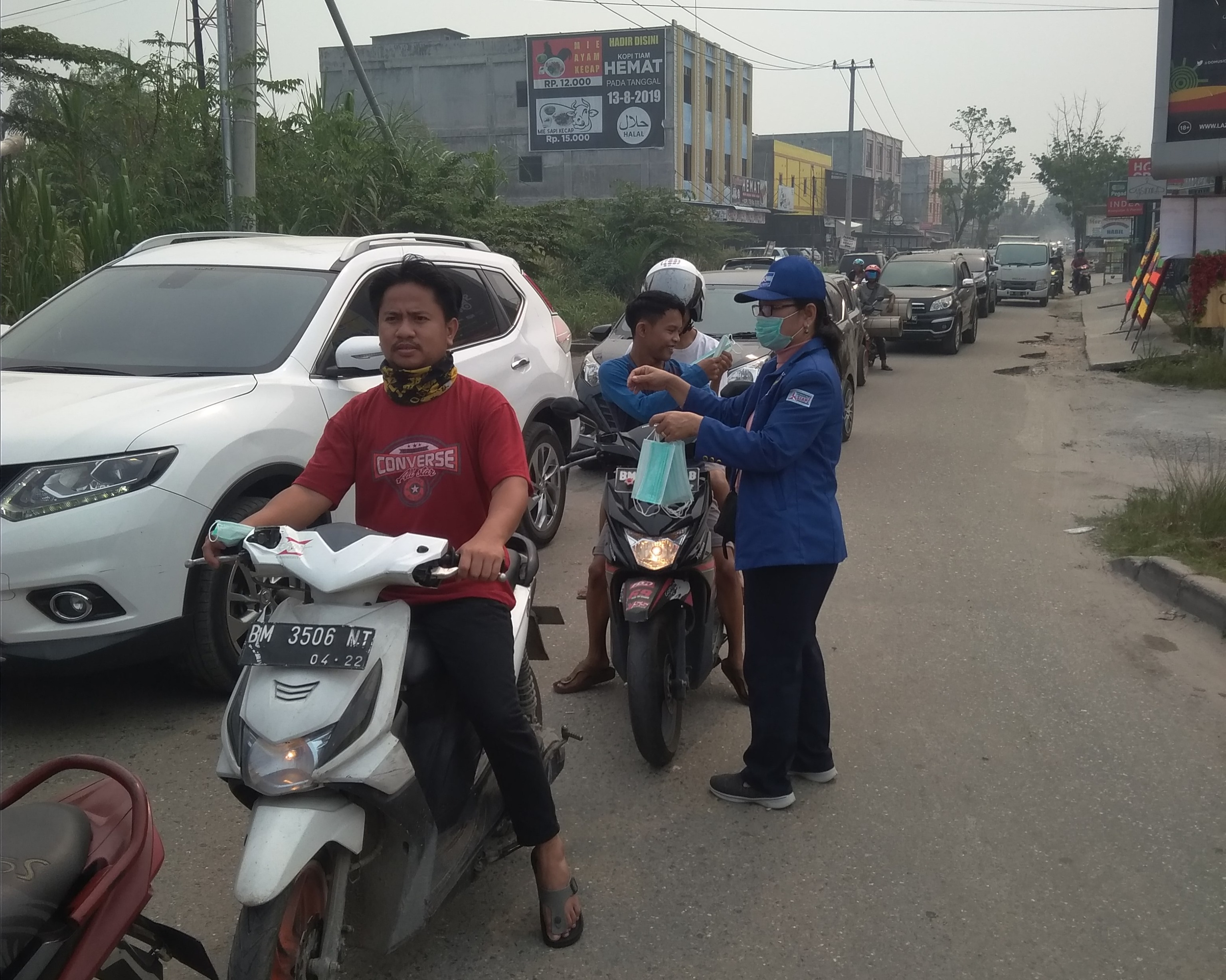 Anggota DPRD Kota Pekanbaru  Jepta Sitohang Laksanakan Bagi - Bagi Masker Untuk Warga Kecamatan Payung Sekaki