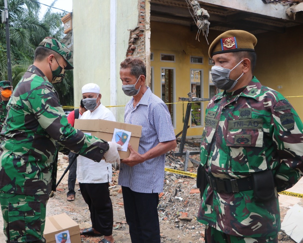 Danlanud RSN Serahkan Bantuan Dan Piagam Kepada 6 Personil dan 2 Warga