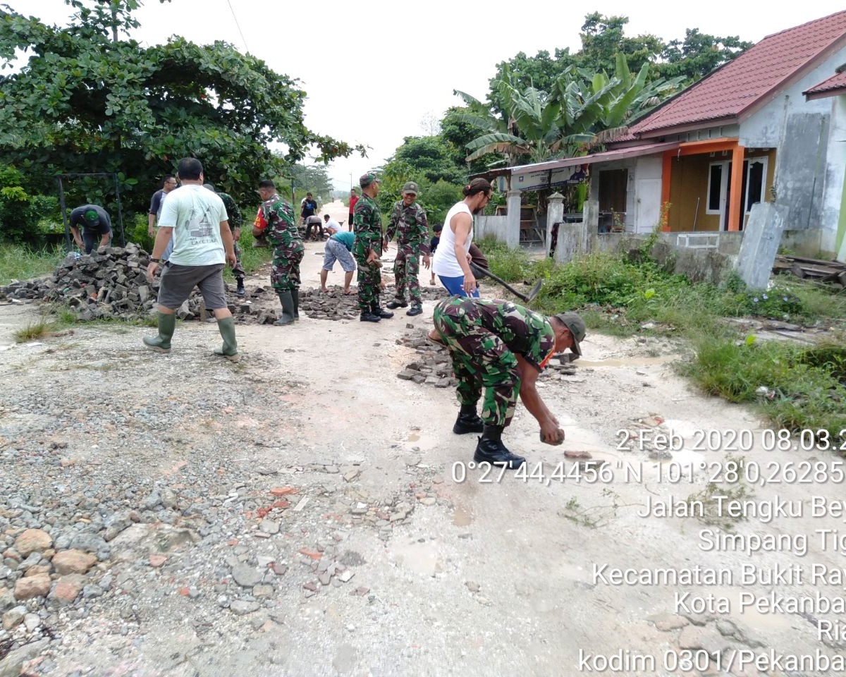 Babinsa Simpang Tiga Koramil 05/Sail Kodim 0301/Pekanbaru Laksanakan Kegiatan Karya Bhakti Penimbunan Jalan Bersama Warga Perumahan GUM