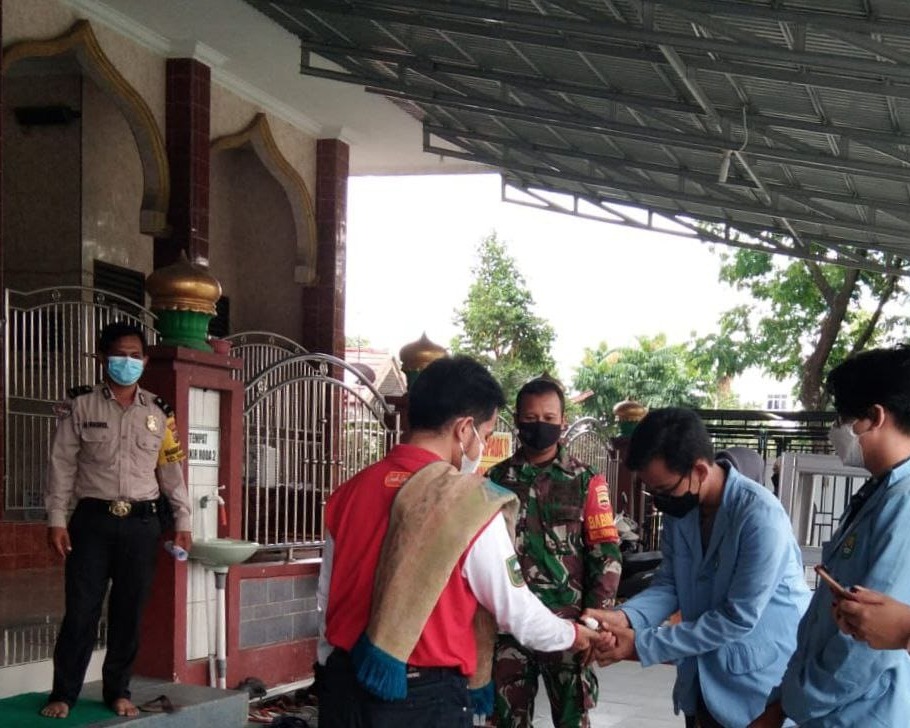 Babinsa Kodim 0301/PBR Bersama Lurah Rejosari Laksanakan Kegiatan Prokes di Masjid Al Muamalah