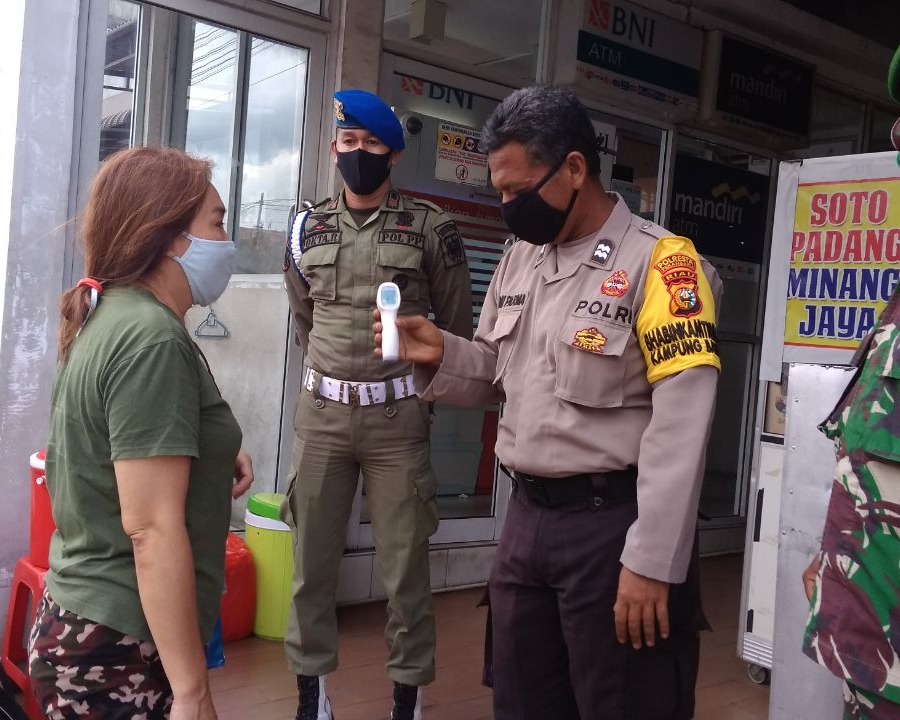 Sinergitas Prajurit Kodim 0301/PBR Dalam Rangka Sosialisasi Protokol Kesehatan di Fasilitas Umum