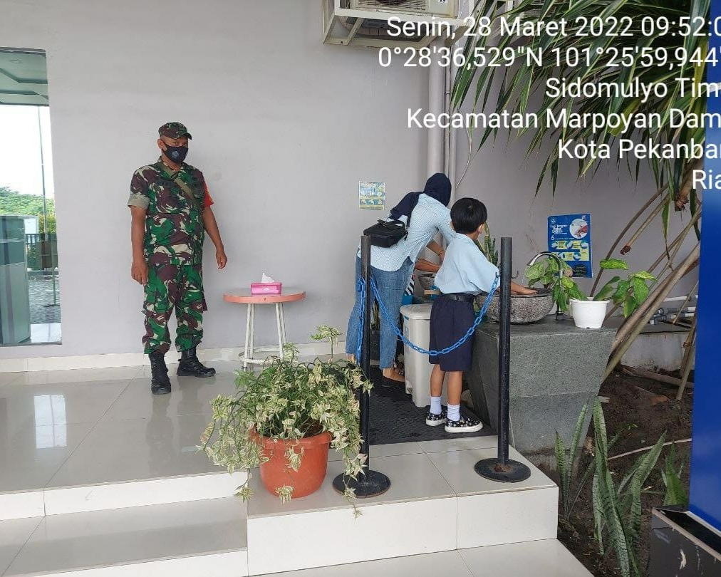 Datangi Sekolah, Babinsa Kodim 0301/PBR Berikan Himbauan Penerapan Prokes Di Sekolah