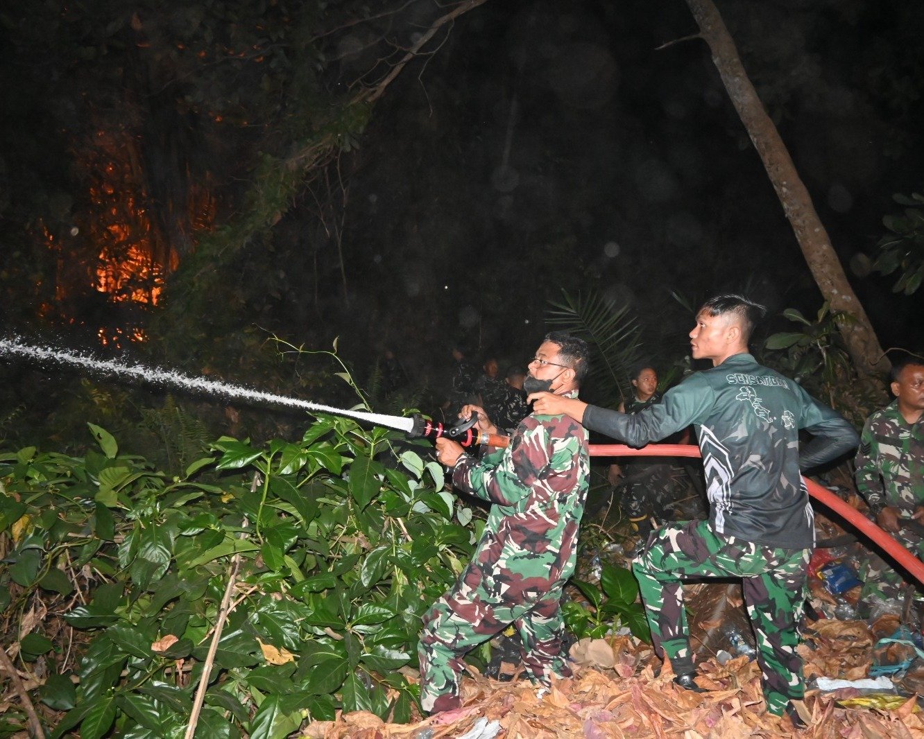 Api Mengganas, Personel Lanud H.AS  Hanandjoeddin Jajaran Kodau I, Padamkan Karhutla Hingga Dini Hari
