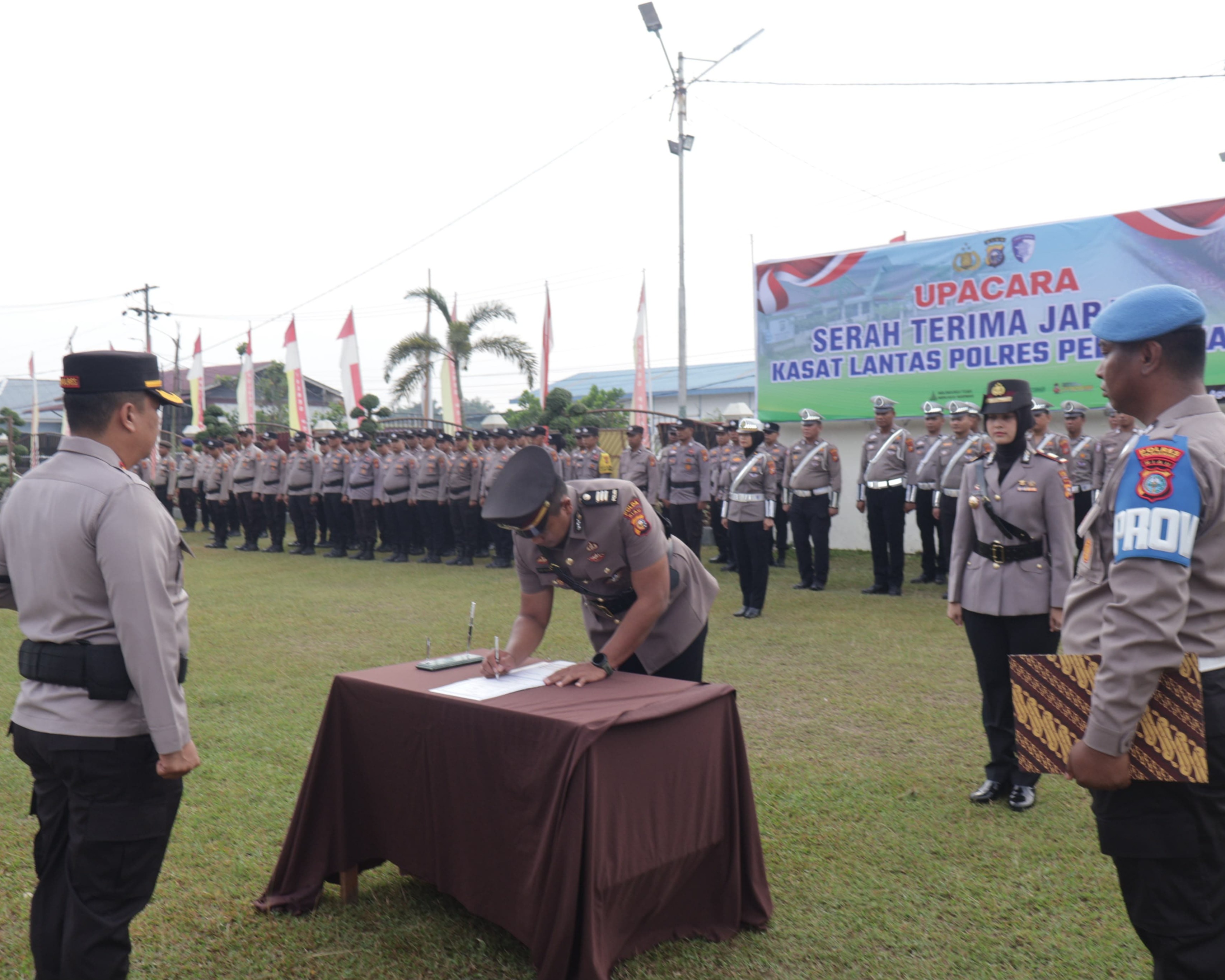 Kapolres Pelalawan Pimpin Sertijab Kasat Lantas, AKP Zahratul Aulia Harun Resmi Jabat Posisi Baru