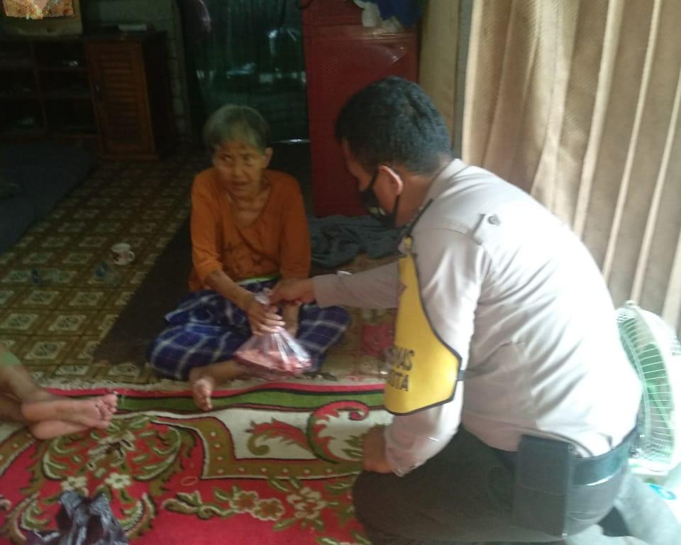 Polisi Di Rengat, Antar Daging Kurban Kepada Warga Disabilitas