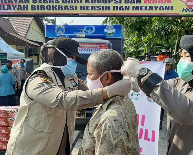 Bantu Masyarakat Terdampak Covid-19, Polwan Polres Kampar Distribusikan 200 Nasi Kotak dari Bhayangkari