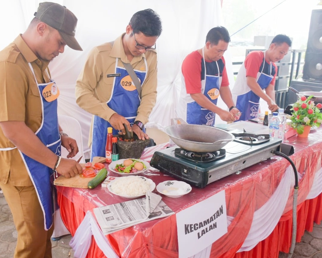 Liat Keseruan Kepala Desa se Kabupaten Muba Ikut Lomba Masak Nasi Goreng