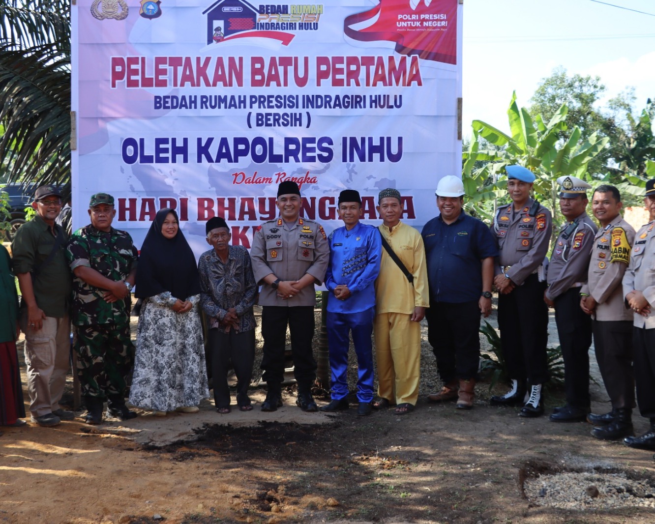 Dalam Rangka HUT Bhayangkara Ke-77 Tahun 2023, Kapolres Inhu Letakan Batu Pertama Program Bersih Ke-15