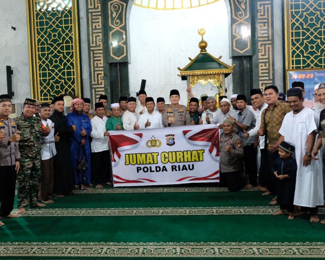 Sholat Jum’at Bersama Warga, Kapolda Riau Dengarkan dan Respon Curhatan Jamaah