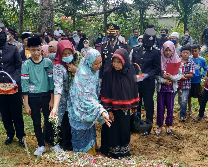 Kapolres Kampar Pimpin Upacara Pemakaman Kanit Sabhara Polsek Tapung AKP Khairulnas