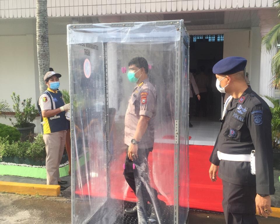 Polda Riau Lakukan Penyemprotan Desinfektan Upaya Pemutusan Rantai Penyebaran Covid-19