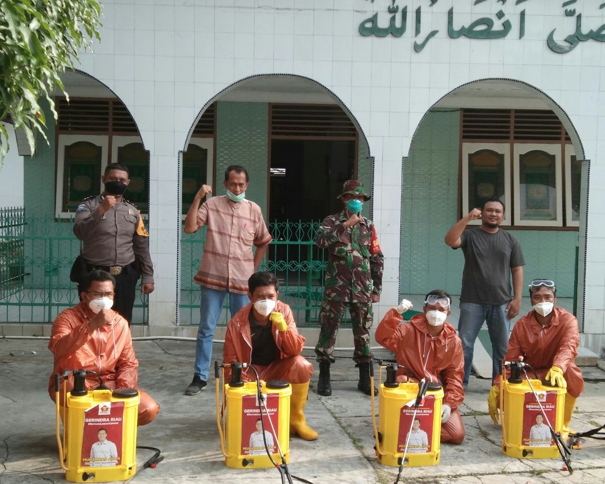 Babinsa Kodim 0301/Pekanbaru Bersama Stakeholder Dan Elemen Masyarakat Melaksanakan Penyemprotan Disinfektan di Masjid Asrullah