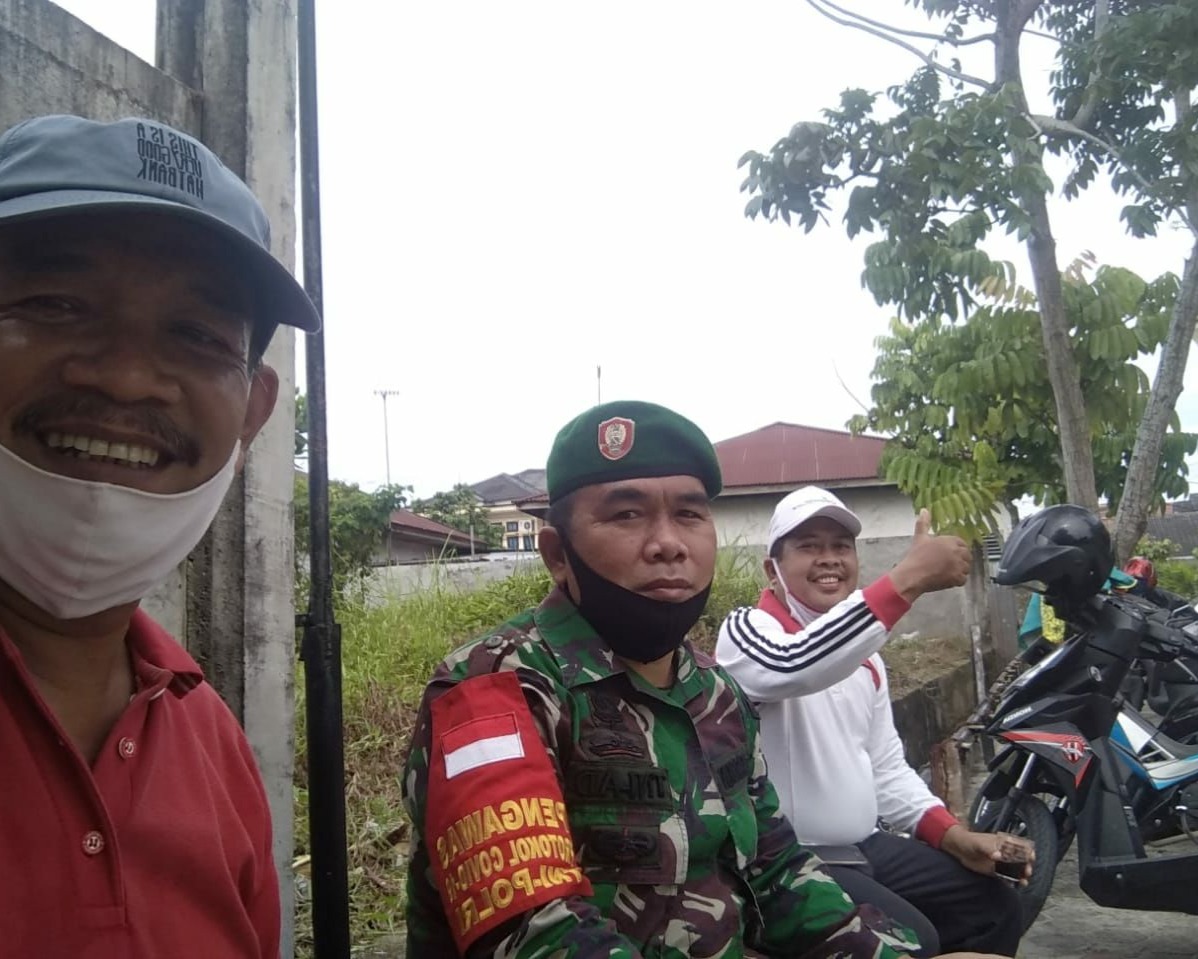 Dalam Rangka HUT Korpaskhas Ke-73, Babinsa Kodim 0301/PBR Bersama Warga Kelurahan Sidomulyo Laksanakan Karya Bhakti Di Rumah Ibadah