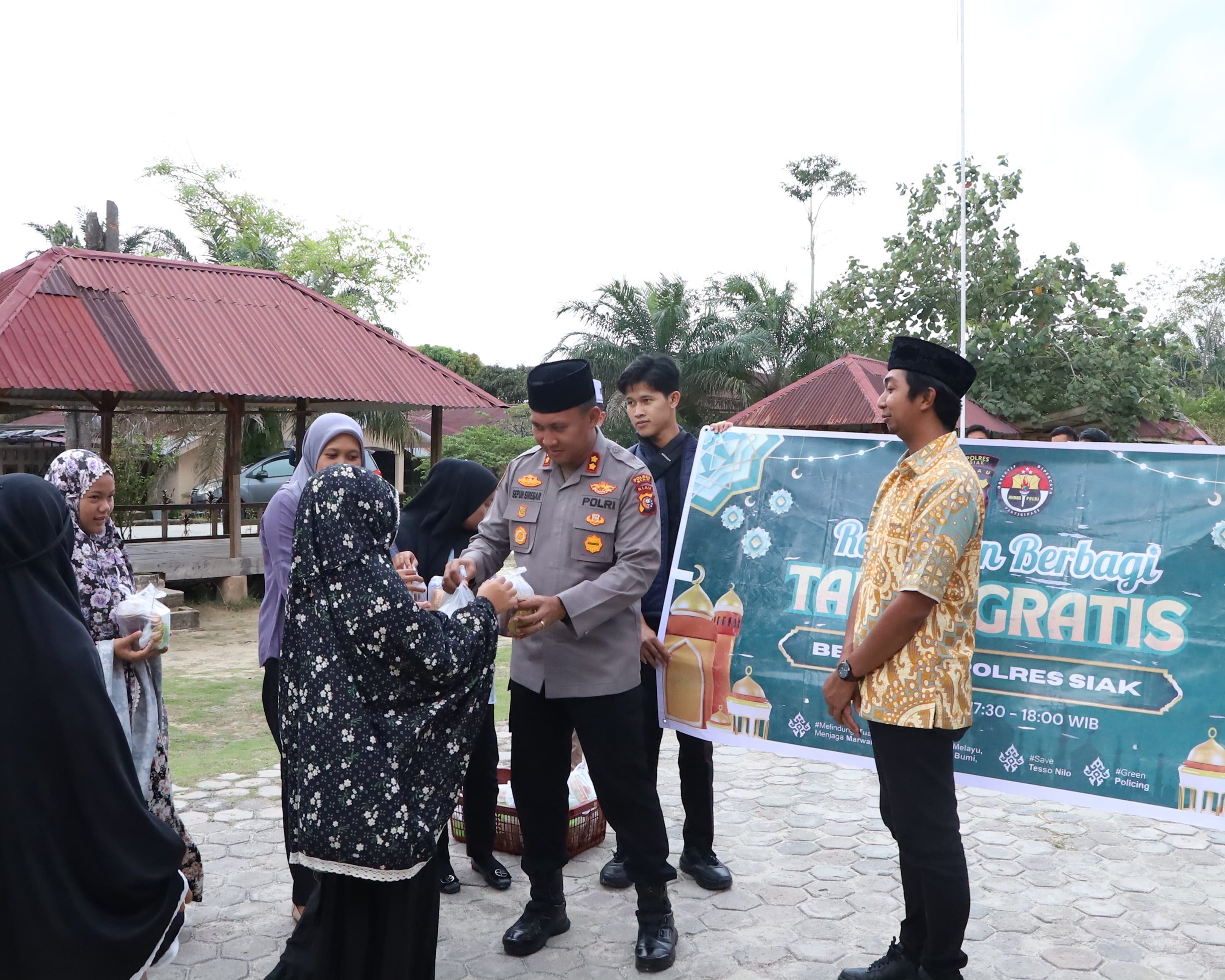 Polres Siak Berbagi Takjil Di Dayun, Pererat Silaturahmi Dengan Masyarakat Dan Santri