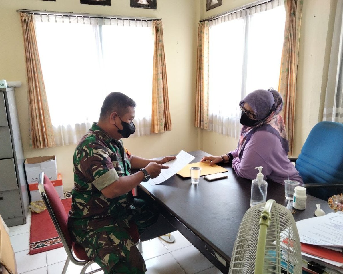 Tingkatkan Kerjasama, Babinsa Kodim 0301/PBR Laksanakan Komsos Di Kantor Lurah