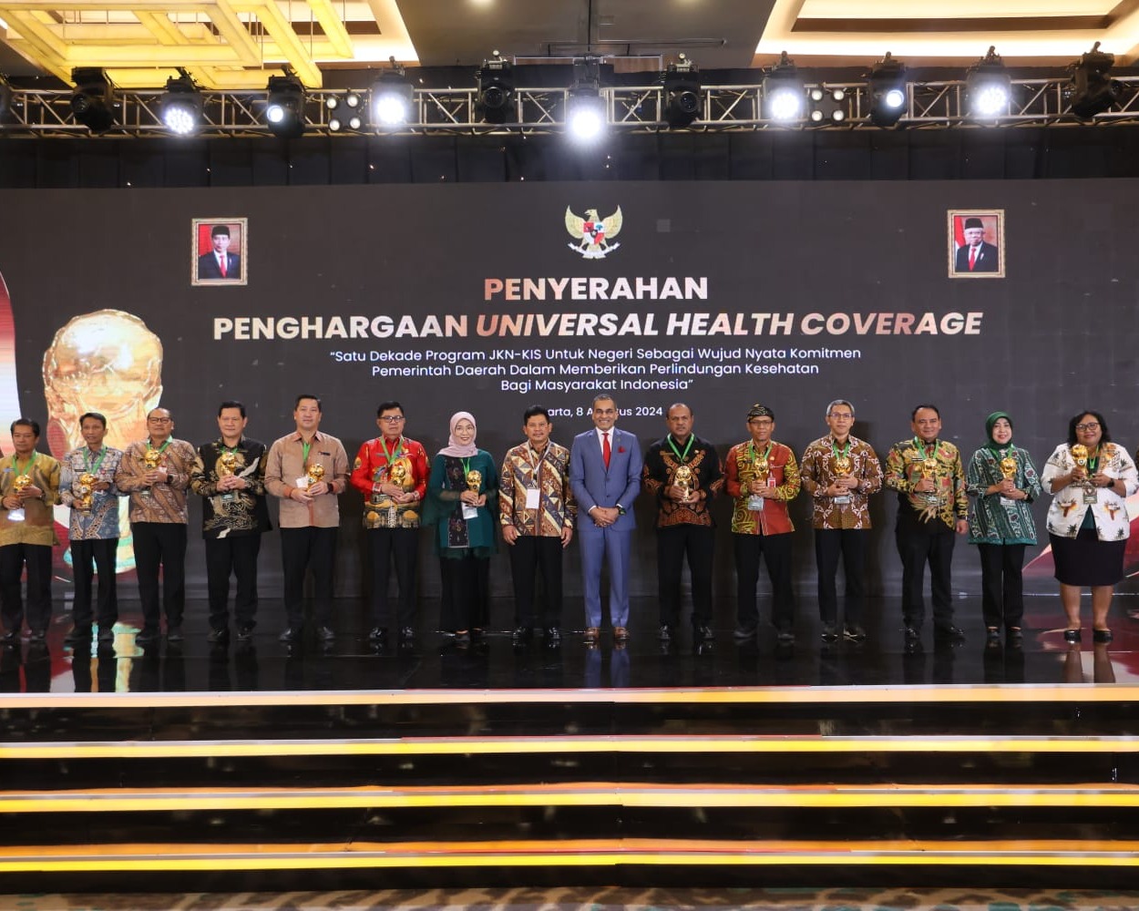Wapres Ma'ruf Amin Berikan Penghargaan UHC Awards Kepada 493 Kepala Daerah