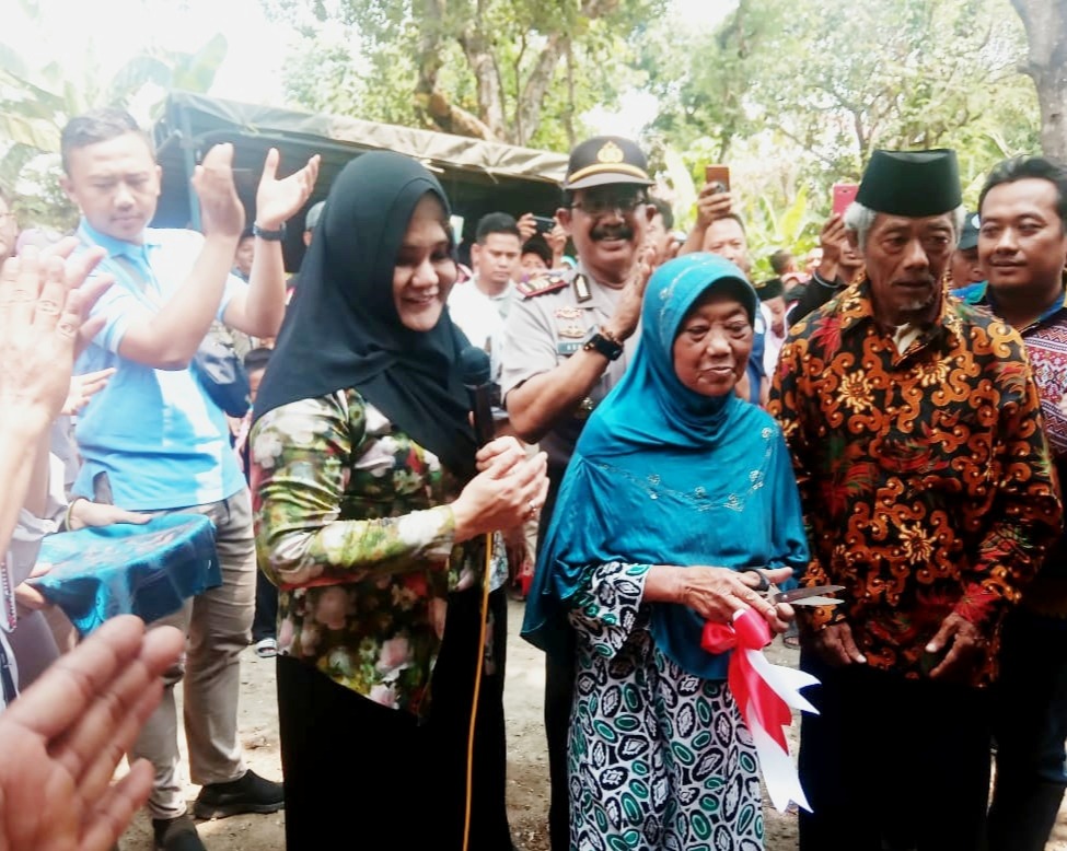 Melhat Kedekatan Bupati Mirna Annisa dengan Masyarakat Kendal, di Acara Bedah Rumah