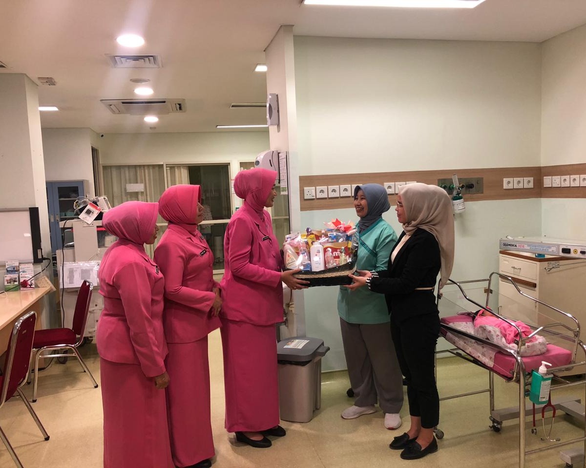 Penemuan Bayi di Steling Warung Beberapa Hari Lalu, Ketua Bhayangkari Cabang Kota Pekanbaru Berikan Bantuan