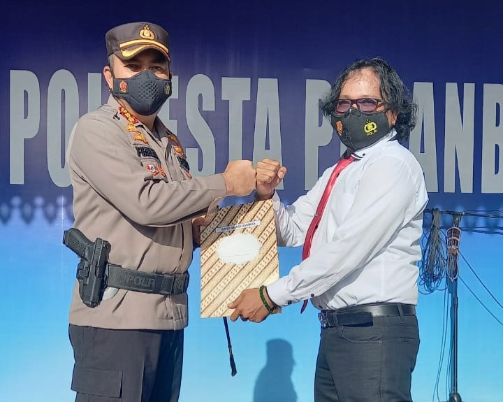 Kapolresta Pekanbaru Berikan Penghargaan Kepada Kapolsek Limapuluh dan Team Batman 50, Karena Berhasil Mengungkap Kasus Pembunuhan Tercepat Dalam Waktu 45 Menit