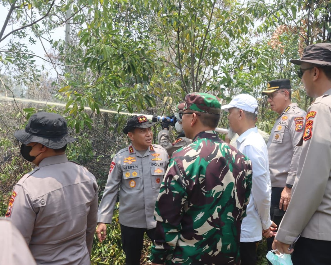 Kapolda Riau Herry Heryawan Turun Langsung Ke Lokasi Karhutla di Dumai, Tegaskan Komando Pengendalian, Penegakan Hukum Tegas, Dan Optimalisasi Pencegahan Terpadu