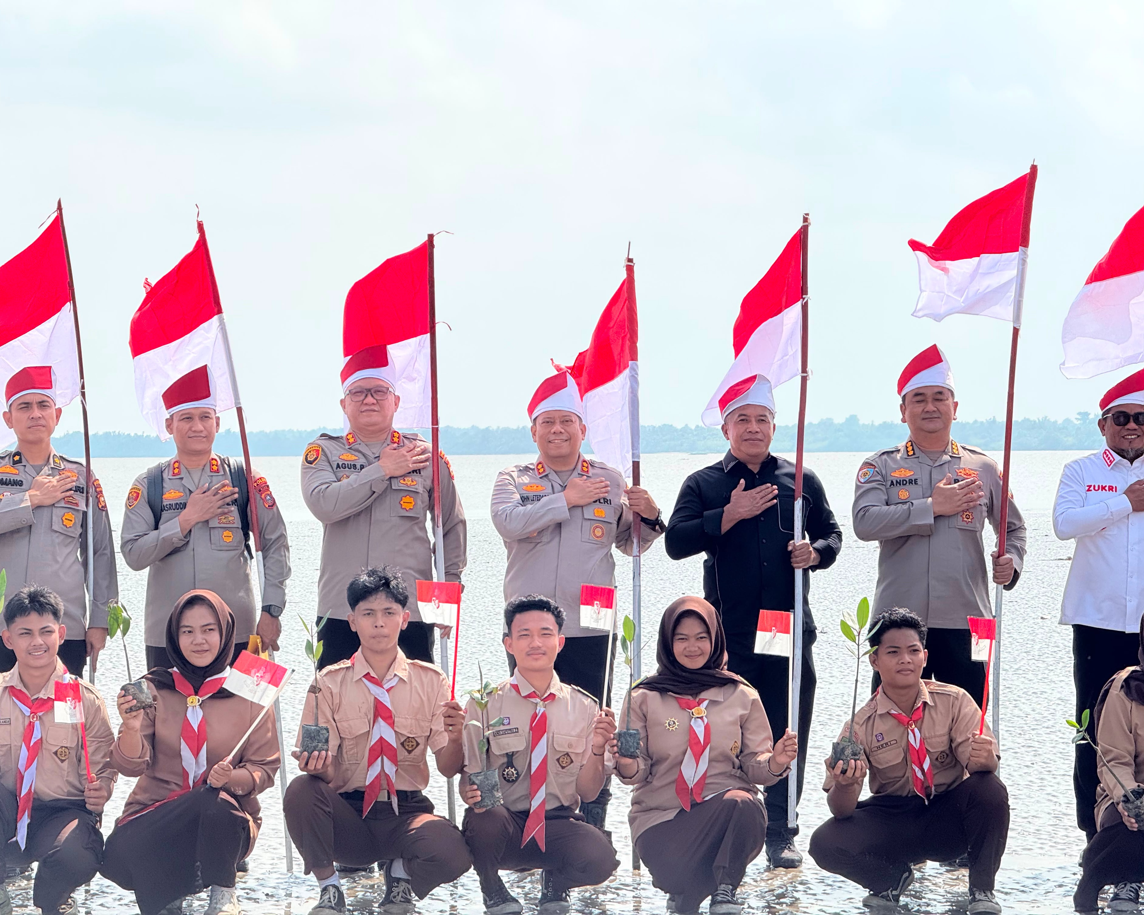 Ekspedisi Merah Putih Presisi di Pantai Ogis Teluk Meranti: Tanam Mangrove, Serahkan Bendera, dan Dialog Kebangsaan