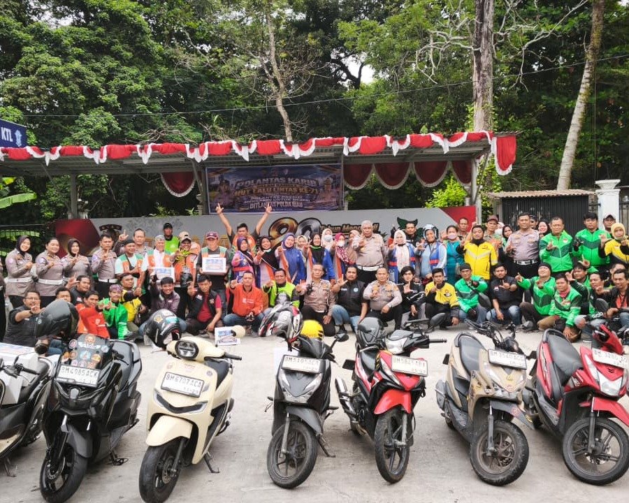 Semarak HUT Lalu Lintas Bhayangkara Ke-71, Ditlantas Polda Riau Gelar Baksos Bersama Ojol, Jukir Dan Petugas Kebersihan