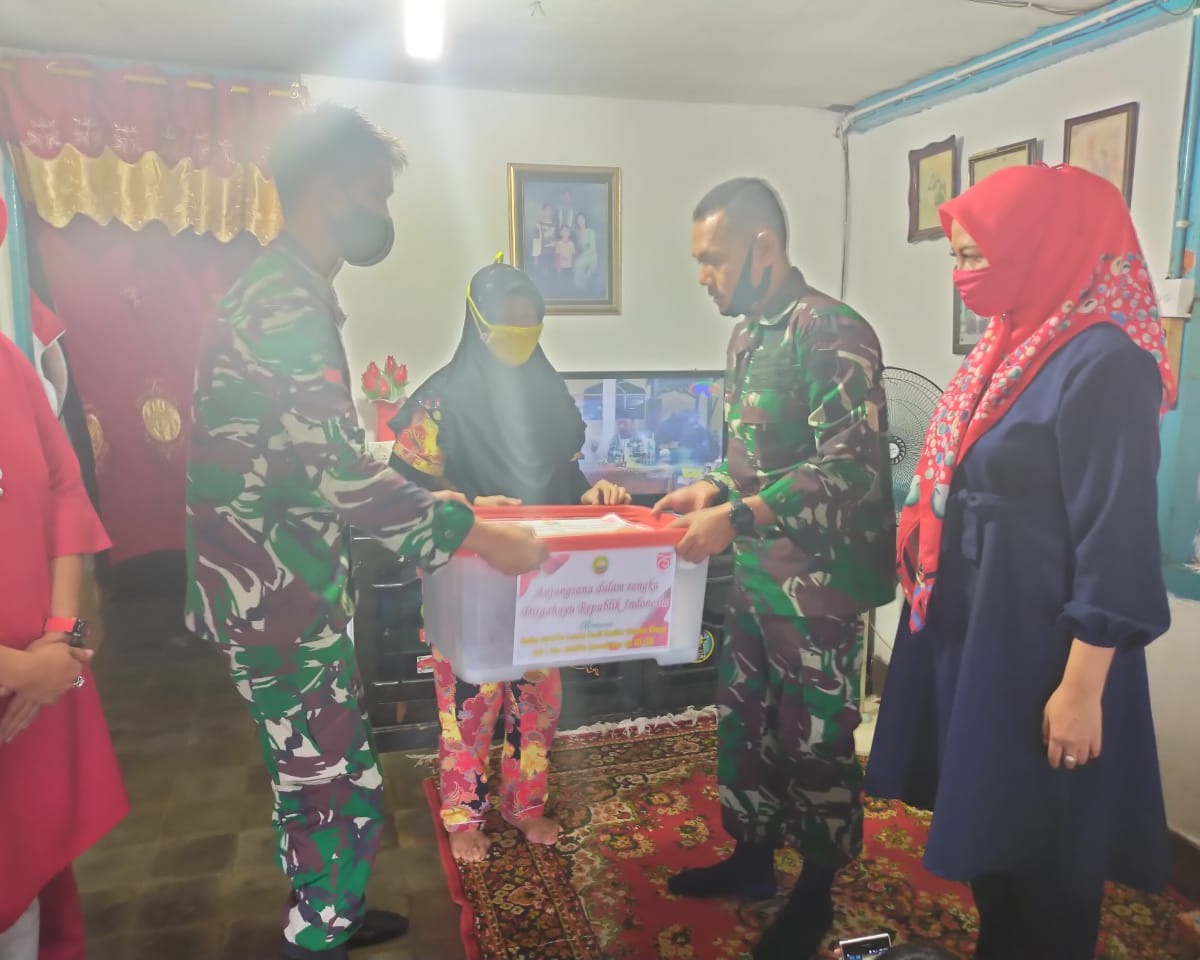 Meriahkan HUT RI Ke-75, Dandim 0301/PBR Bersama Ibu Persit Chandra Kirana Cabang L Kodim 0301/PBR, Mengunjungi dan Silaturahmi Kepada Personil Kodim Yang Sedang Sakit