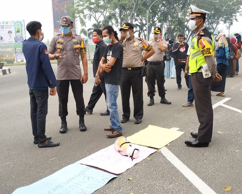 Memburuknya Kualitas Udara Saat Ini, Polres Kampar Bagikan Ribuan Masker Untuk Masyarakat