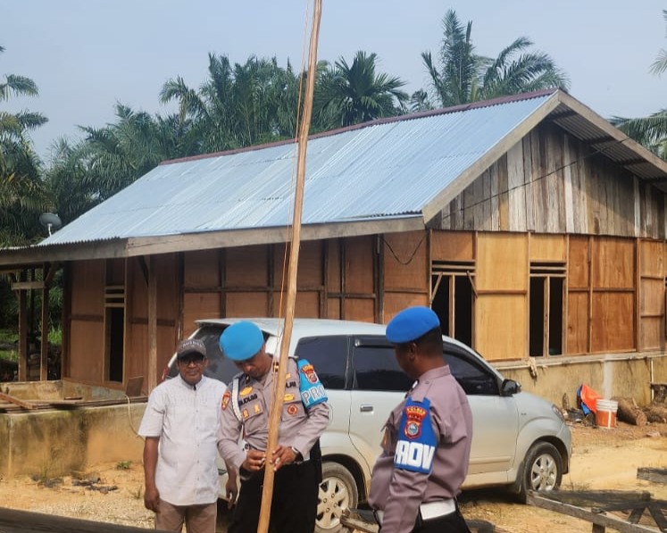 Ekspedisi Merah Putih Sipropam Polres Pelalawan Kibarkan 30 Bendera di Desa Rantau Baru