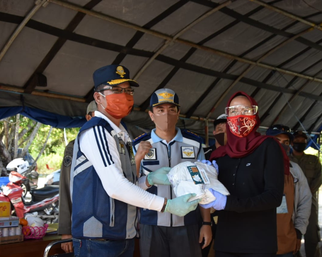 Ketua TP PKK Provinsi Kalteng Ivo Sugianto Sabran Kunjungi Sejumlah Posko Covid-19 di Perbatasan