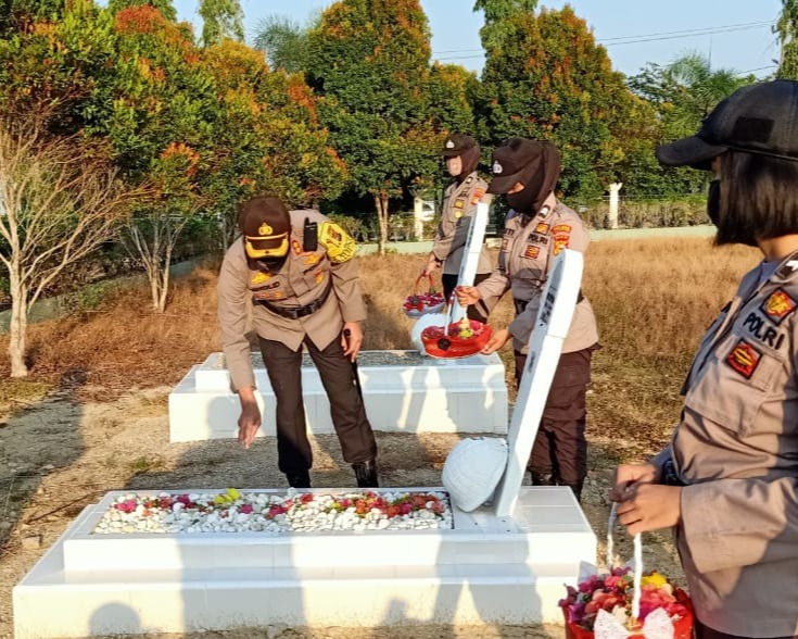 Jelang Hari Bhayangkara ke-74, Polres Kampar Gelar Upacara Ziarah dan Tabur Bunga di Taman Makam Pahlawan