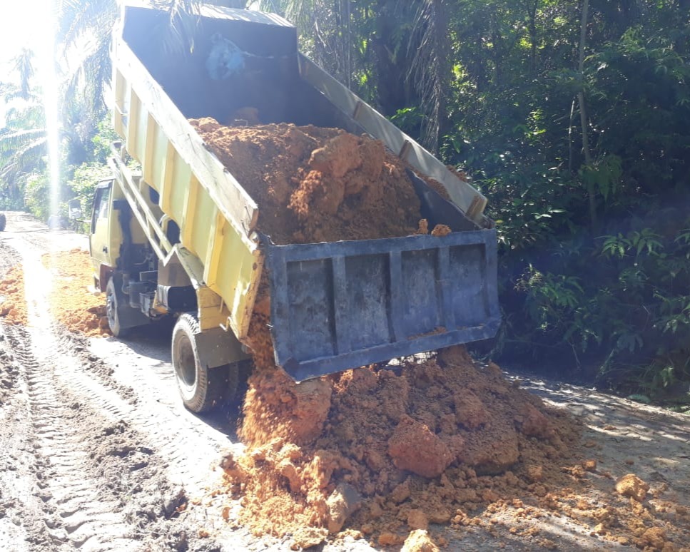 Babinsa Kodim 0301/PBR Mengawasi Pekerjaan Satu Unit Alat Berat di Sasaran 2 Pengerasan Jalan Sekolah Kelurahan Tebing Tinggi Okura