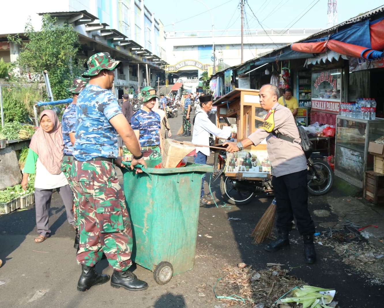 Peringati HUT TNI AU Ke-80 Personel Kodau I Laksanakan Kerja Bakti di Pasar Pondok Gede