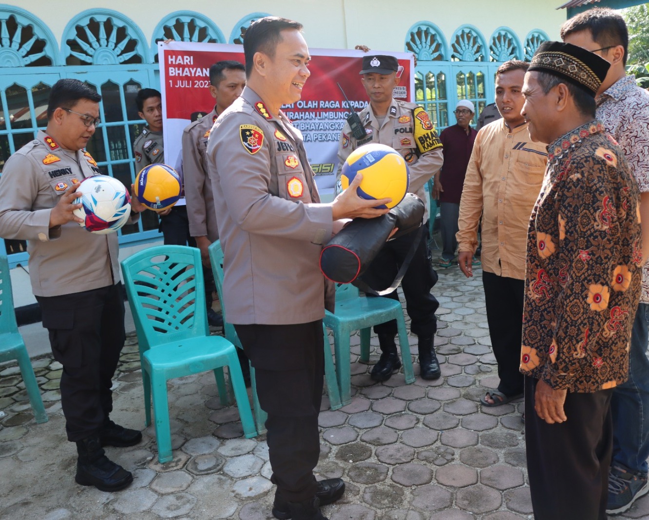 Kapolresta Pekanbaru Serahkan Bantuan Peralatan Olah Raga Kepada Warga Limbungan