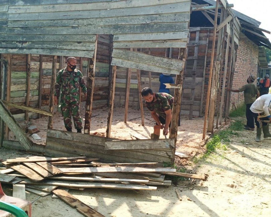 Personil Kodim 0301/PBR Laksanakan Karya Bakti Progam RTLH Semester I TA 2021 di Kelurahan Tampan