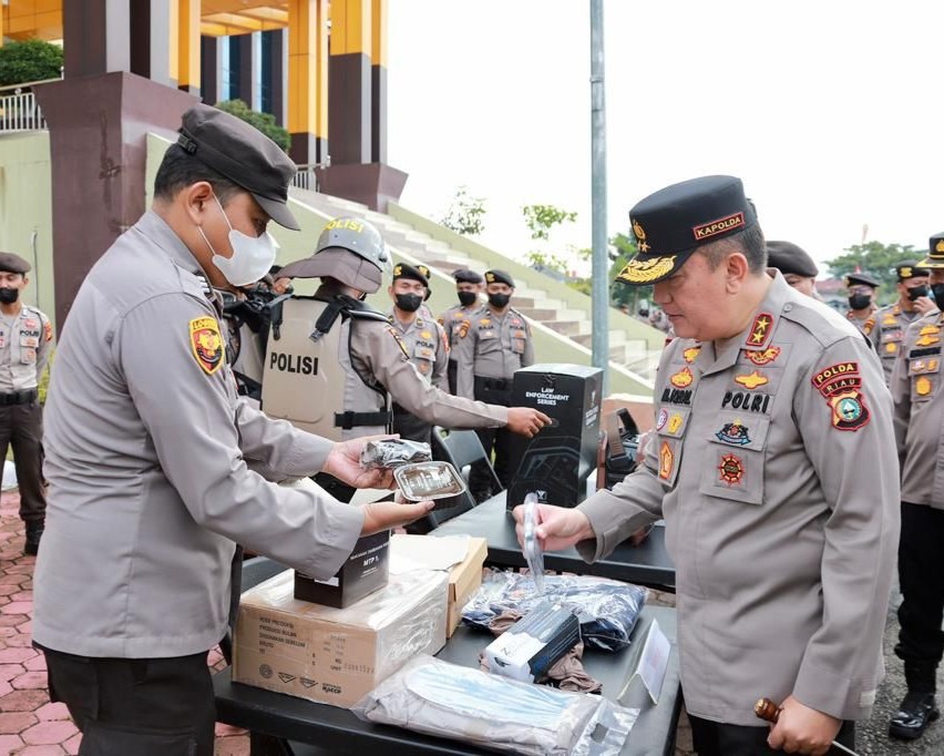 Serahkan Peralatan Sabhara Dan Reskrim, Kapolda Riau Irjen Pol M. Iqbal: Gunakan Secara Mahir Untuk Kepentingan Perlindungan Masyarakat