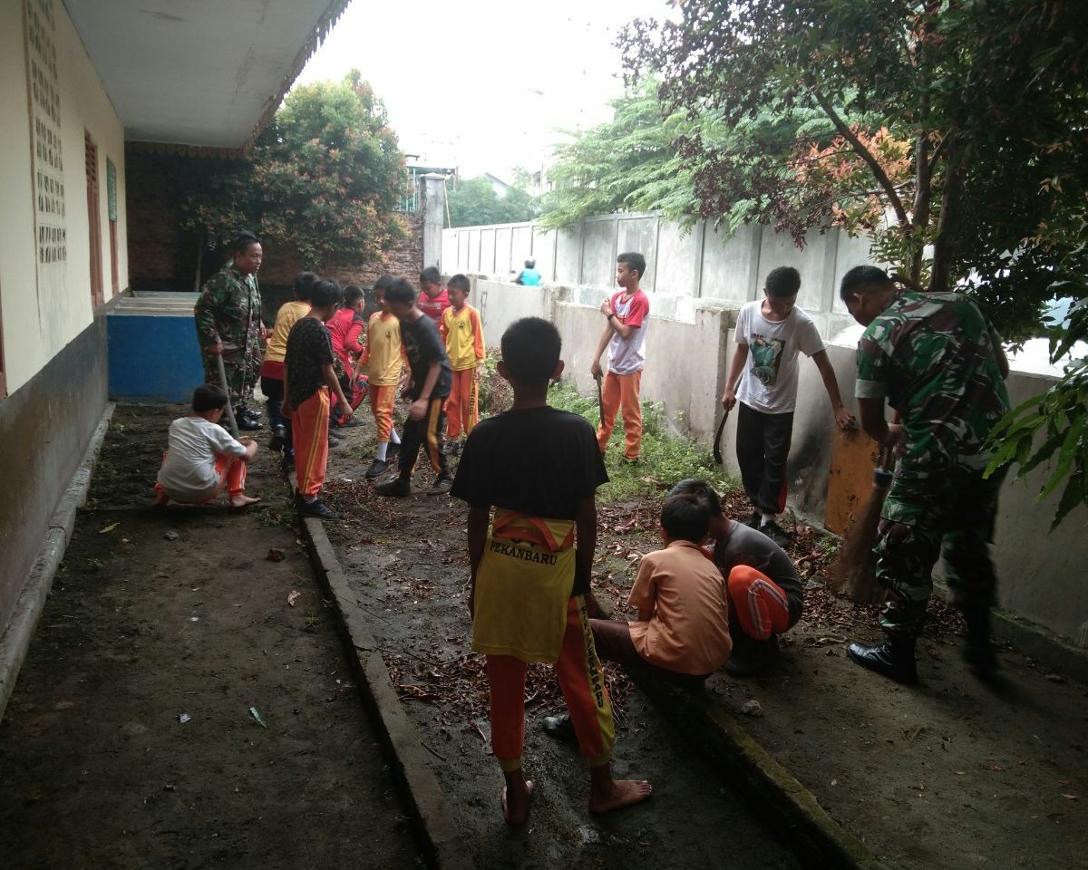 Babinsa Kodim 0301/Pekanbaru Bersama Siswa SDN 34 Laksanakan Goro Bersihkan Lingkungan Sekolah