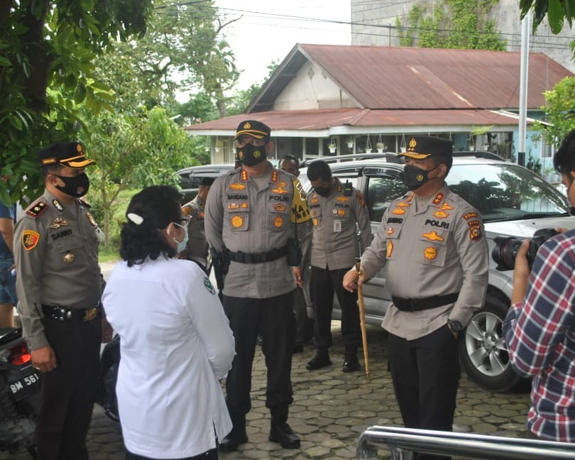 Kapolda Riau Lakukan Kunjungan dan Peninjauan Pelaksanaan Vaksinasi Serta Berikan Penghargaan Kepada Lansia Yang Mau Bekerjasama Dalam Memutus Mata Rantai Penyebaran Covid-19