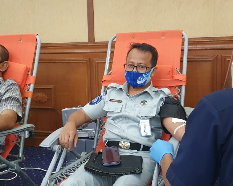 Pegawai Jasa Raharja Riau Ikut Serta Mendonor Darah Dalam Rangka Hari Bhayangkara ke 74