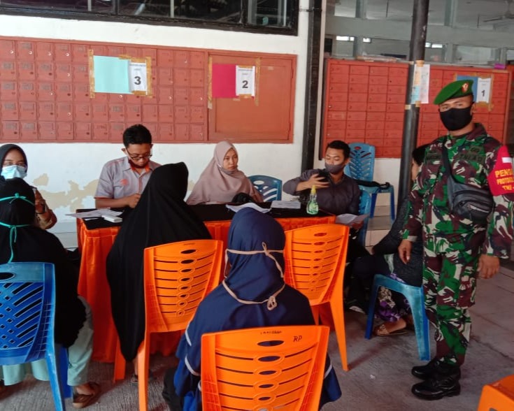 Anggota Kodim 0301/PBR Bersama Polri Mendampingi Warga Terima BST di Kantor Pos