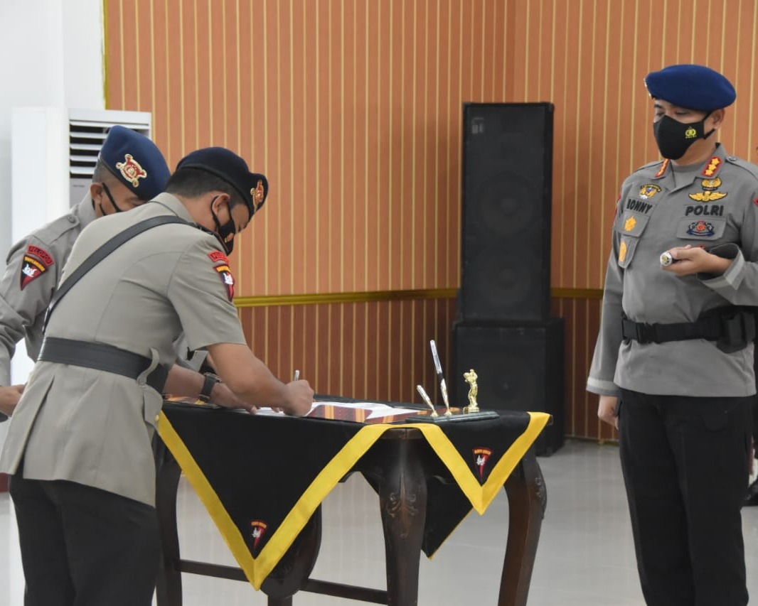 Pengukuhan Jabatan Kabag Ops, Danyon B, Kasi Log Serta Penyerahan Jabatan Danyon A Dan Kasi Yanma Satuan Brimob Polda Riau