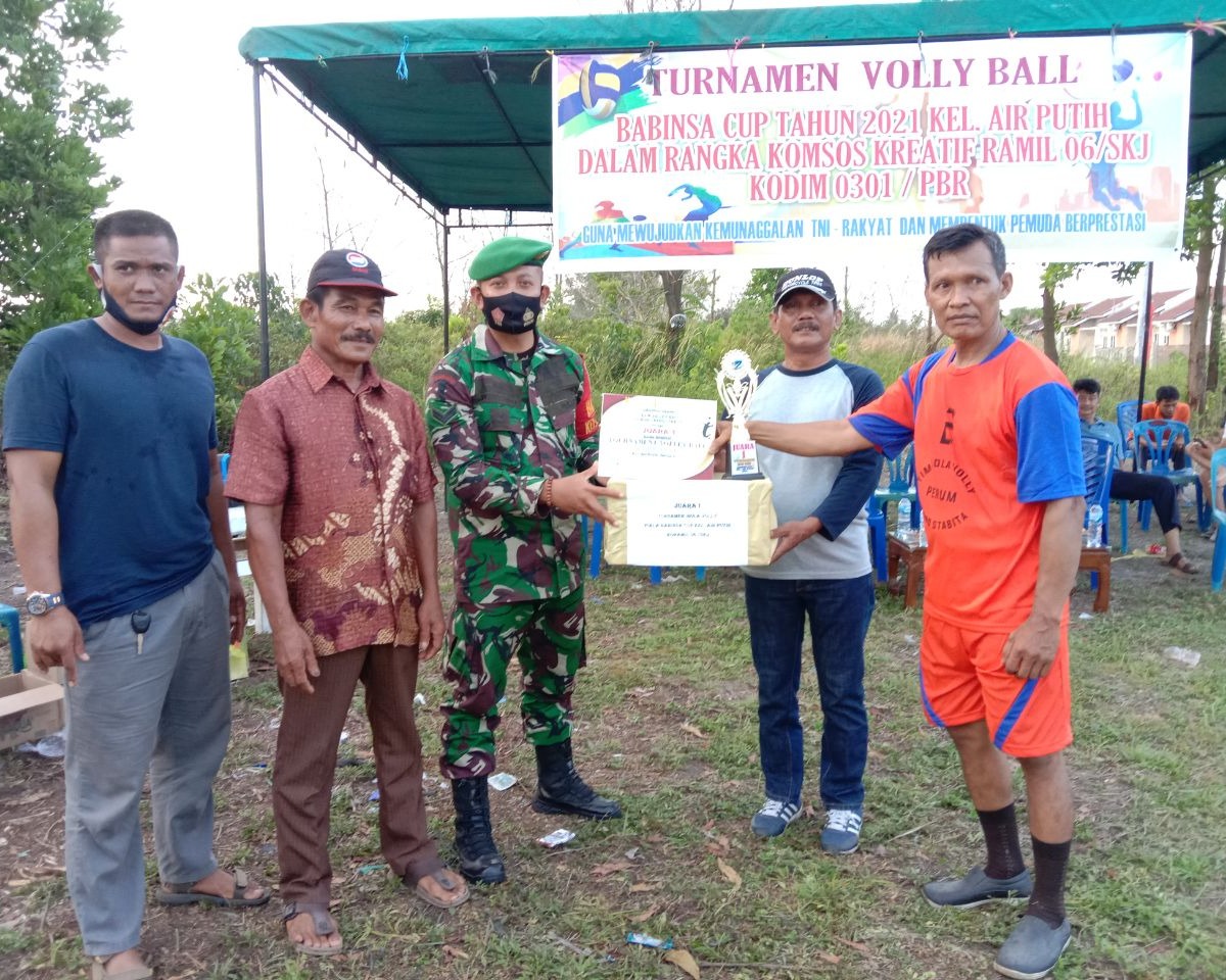 Personil Babinsa Kodim 0301/PBR Gelar Giat Komsos Kreatif Turnamen Bola Volley Piala Babinsa Cup di Lapangan Perum Grand Stabita