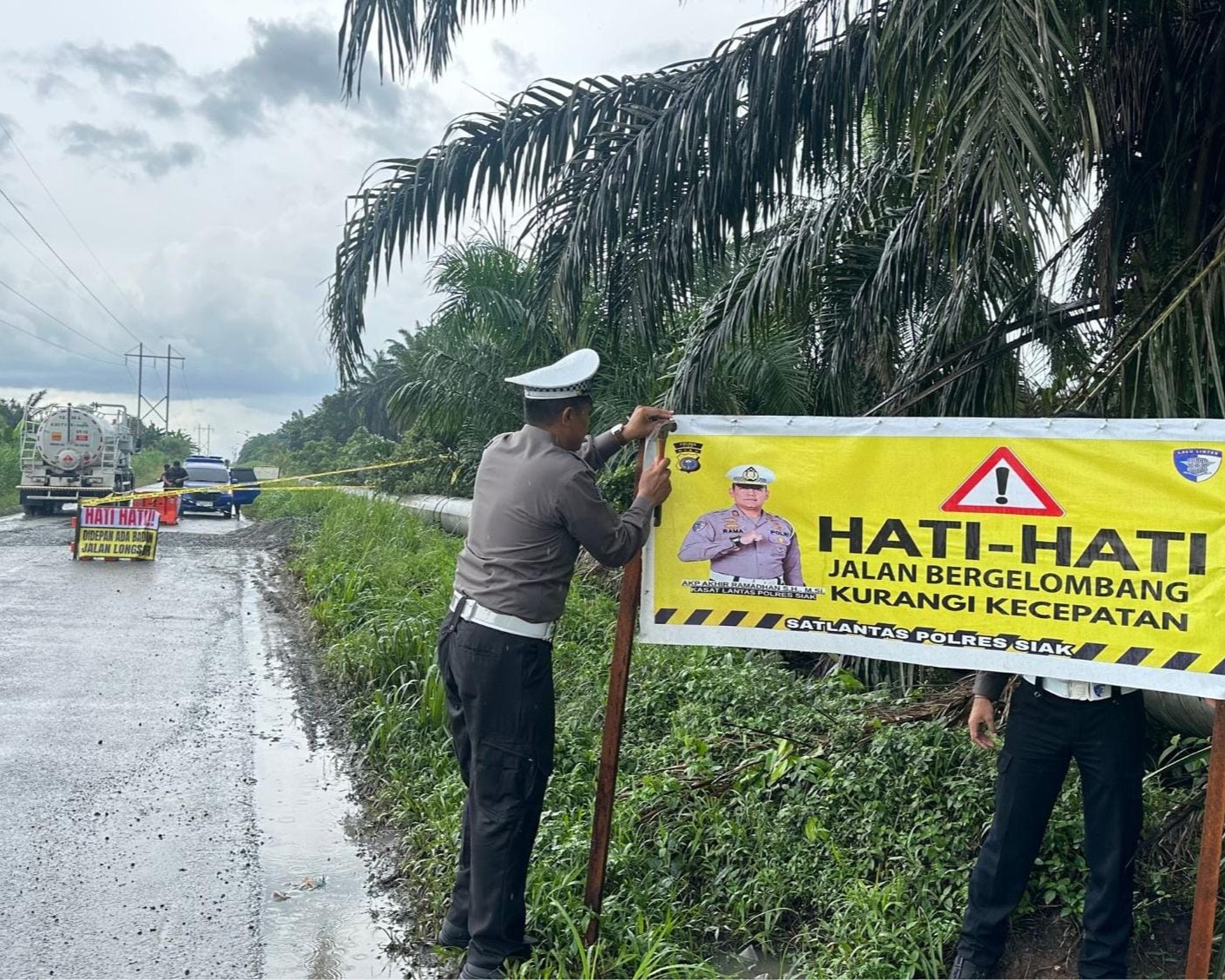 Diguyur Hujan, Satlantas Polres Siak Tetap Timbun Jalan Berlubang di KM 63 Perawang–Dayun