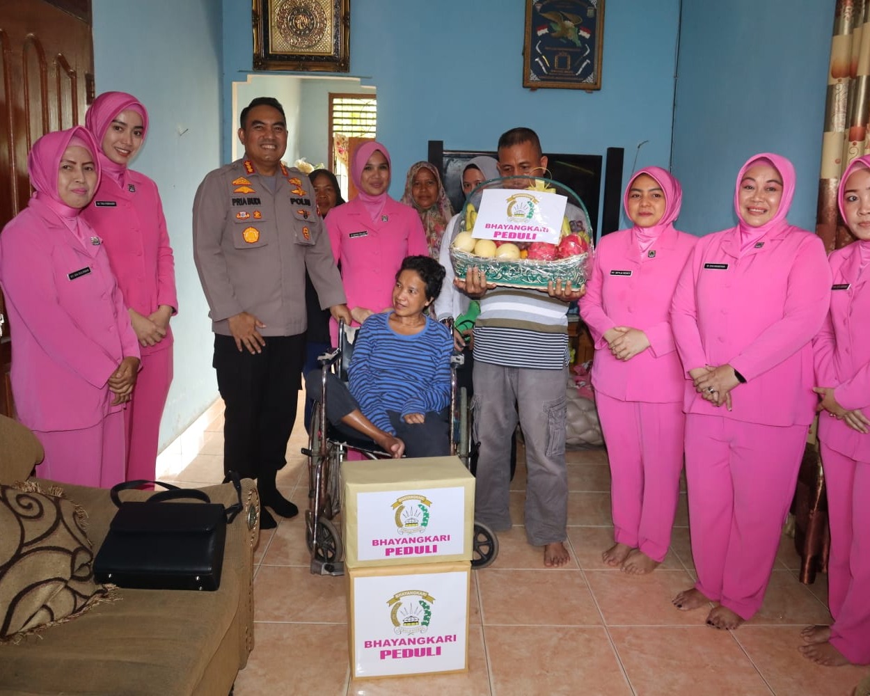 Kapolresta Pekanbaru Bawa Perwira Beri Semangat Bhayangkari Yang Sakit