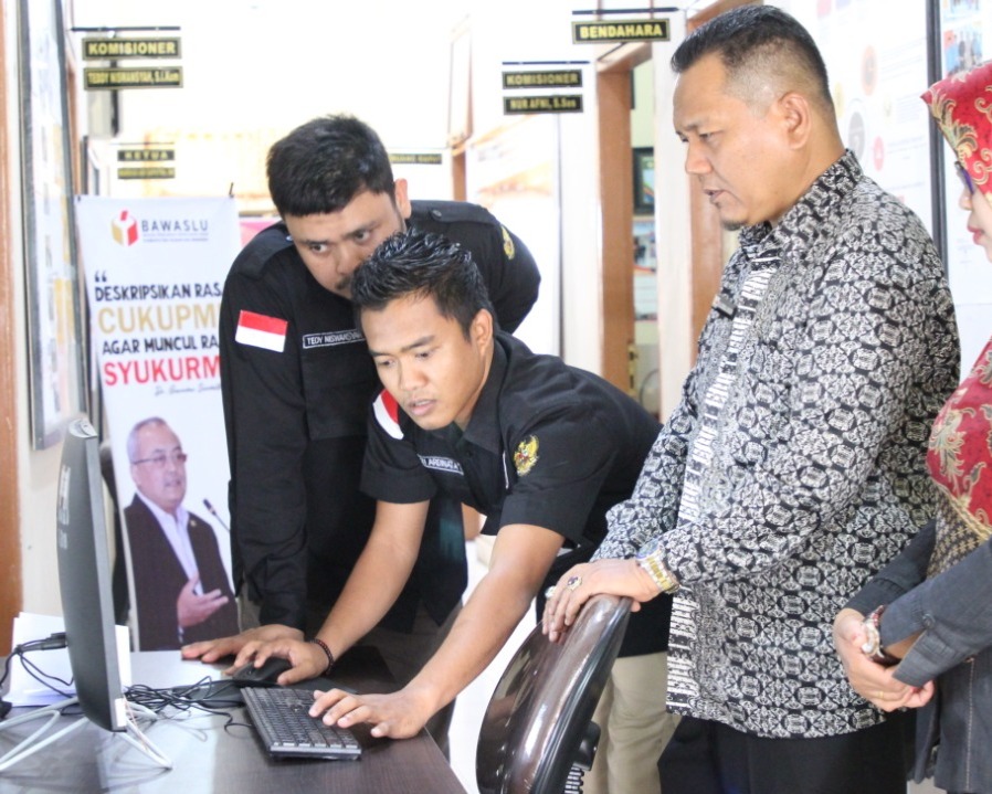 Neil Antariksa Lakukan Supervisi Ujian CAT Panwascam di Kabupaten Kuansing