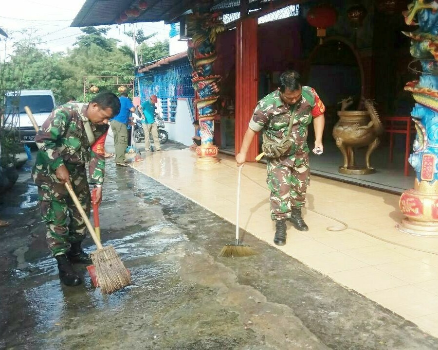 Dalam Rangka Karya Bhakti TNI Tahun 2020, Babinsa Koramil 05/Sail Kodim 0301/Pekanbaru Laksanakan Goro di Vihara Budi Darma