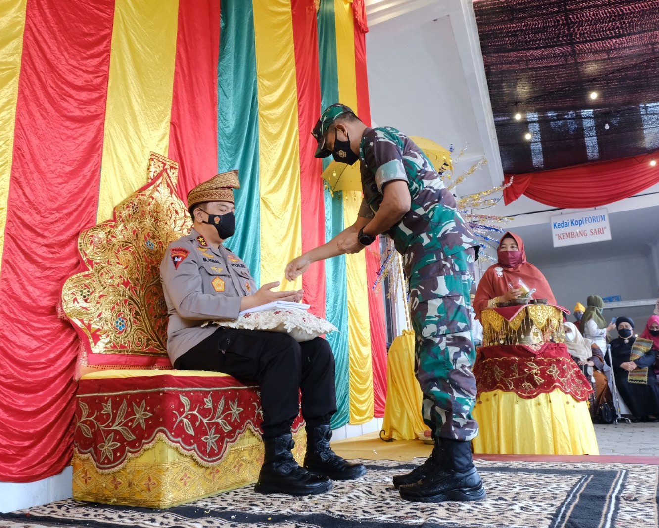 FKPMR Gelar Tradisi Tepuk Tepung Tawar Untuk Kapolda Riau Irjen Pol Mohammad Iqbal
