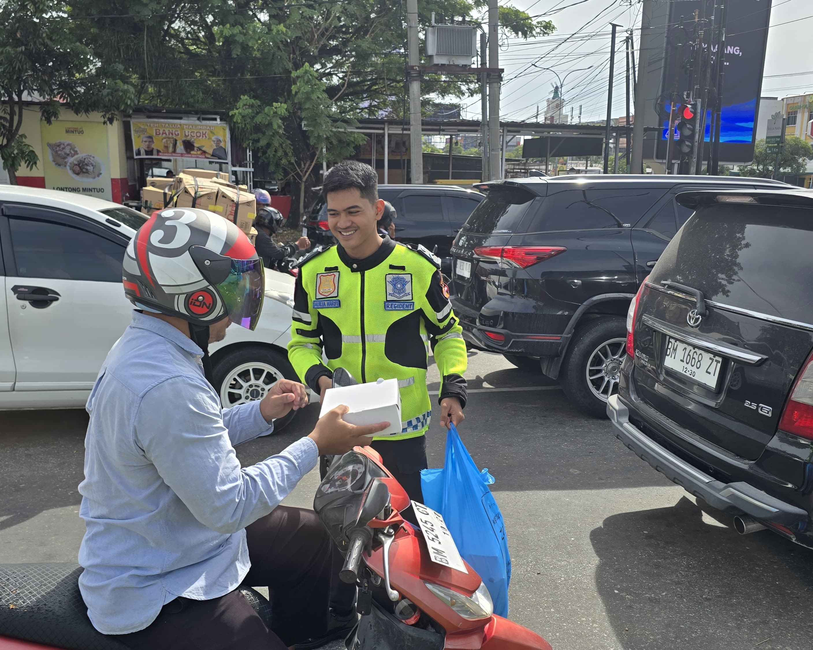 Sambut Nataru Aman, Polantas Menyapa Jumat Barokah Warnai Ops Lilin Lancang Kuning 2025 Di Pekanbaru