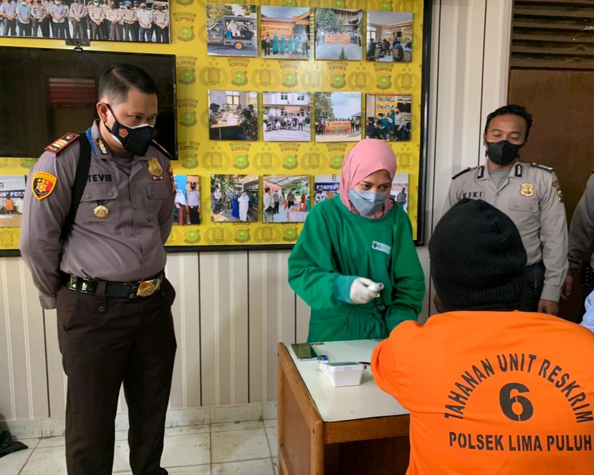 Polsek Limapuluh Laksanakan Vaksinasi Covid-19 Untuk Para Tahanan